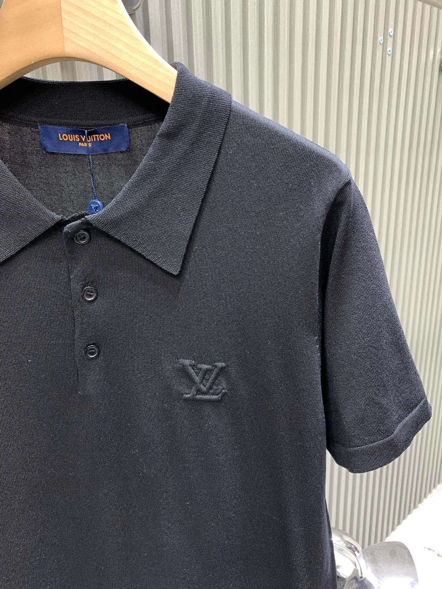 🅿️270 🀄️ Louis Vuitton LOUIS VUITTON polo collar embroidered logo short-sleeved polo shirt. Customized fine-needle 14-gauge woolen fabric. Comfortable and breathable. Stiff and stylish. The iconic logo embellishes the front. Sublimated by combining the logo sweater with the shirt. The three-dimensional silhouette optimizes body proportions. It has a slimming temperament. Fashionable and versatile. Uses embossed three-dimensional logo embroidery. Decorative technology that combines embossed and embroidery techniques. Increase the layering and three-dimensionality of the pattern. Three-dimensional seams are used. It uses a specific sewing method at the seams to make the clothes more three-dimensional and fit the body. The workmanship is cumbersome and complicated. The neckline and armpit sleeves are narrowed by a sewing machine. The edge is exposed and the jacquard effect is formed. The prominent pattern formed on the fabric through a specific weaving process adds visual effects and is neat and orderly.